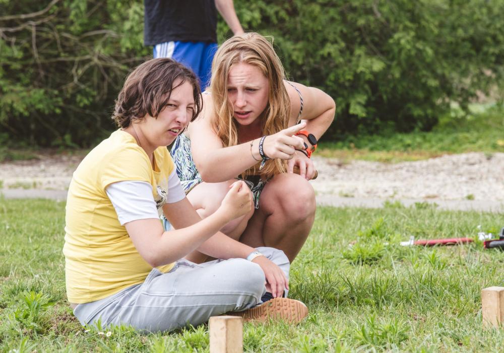 Begeleider en jongere spelen Kubb. Ruben Van Wonterghem - Vonk Design