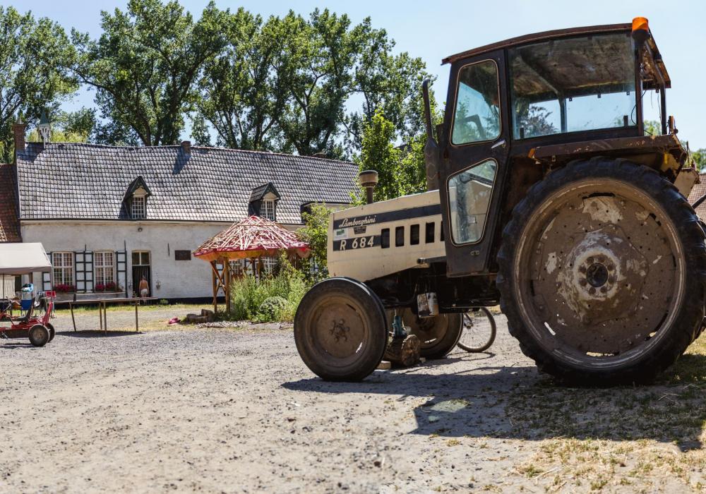 Boerderij met tractor