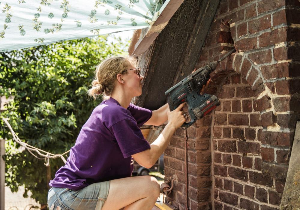 Vrouw werkt aan muur
