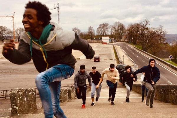 Jongeren lopen op trap. Habbekrats