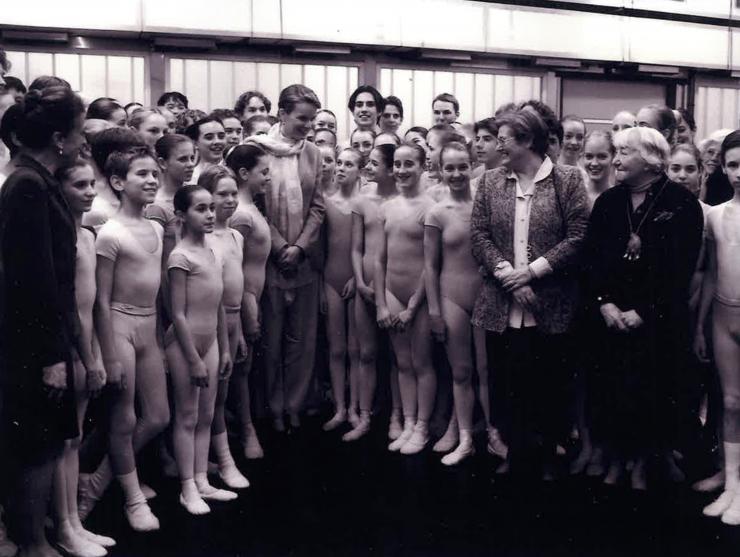 Toenmalig prinses Mathilde met de leerlingen van de balletschool