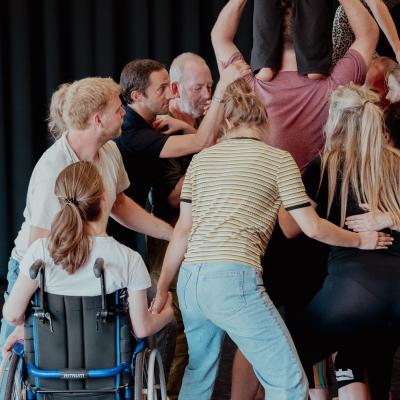Evenementfoto Workshop partneracrobatiek bij Hugs & Handshakes 16+