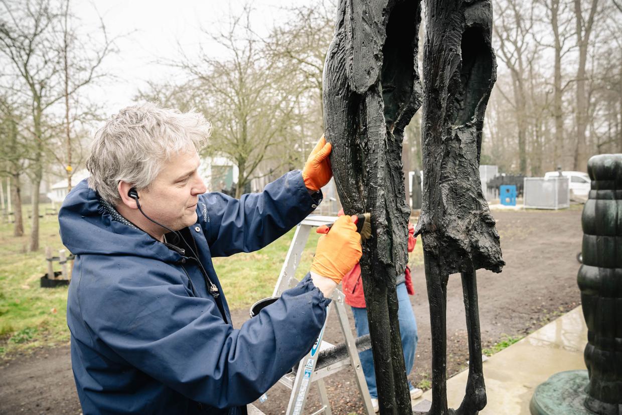 Regelmatig poetsen specialisten de kunstwerken grondig.