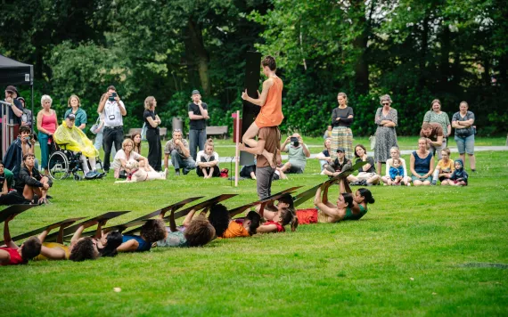 Joan Jonas, Mirror Piece I & II - Photo © Tom Cornille