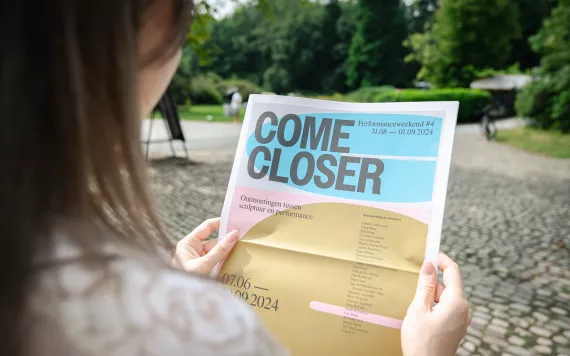 COME CLOSER - Photo © Tom Cornille