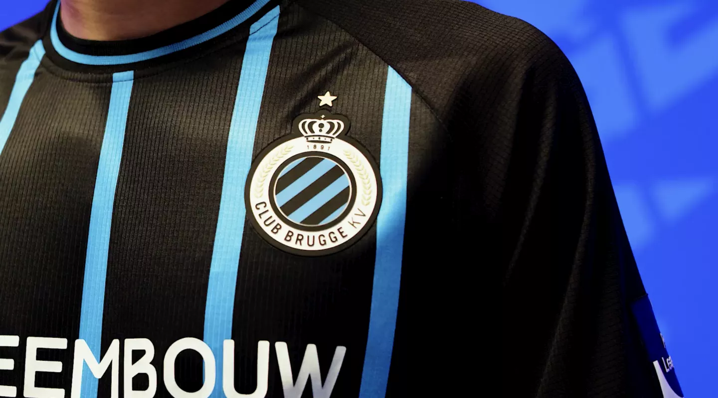 Detailshot van het logo van Club Brugge op het nieuwe shirt