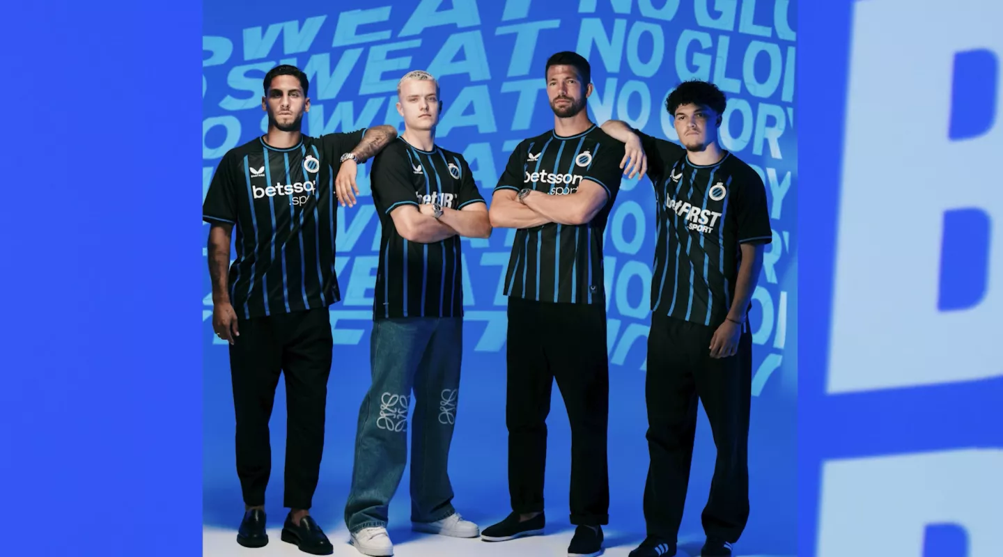 Spelers van de A-kern van Club Brugge poseren met het nieuwe shirt voor het seizoen 25-26