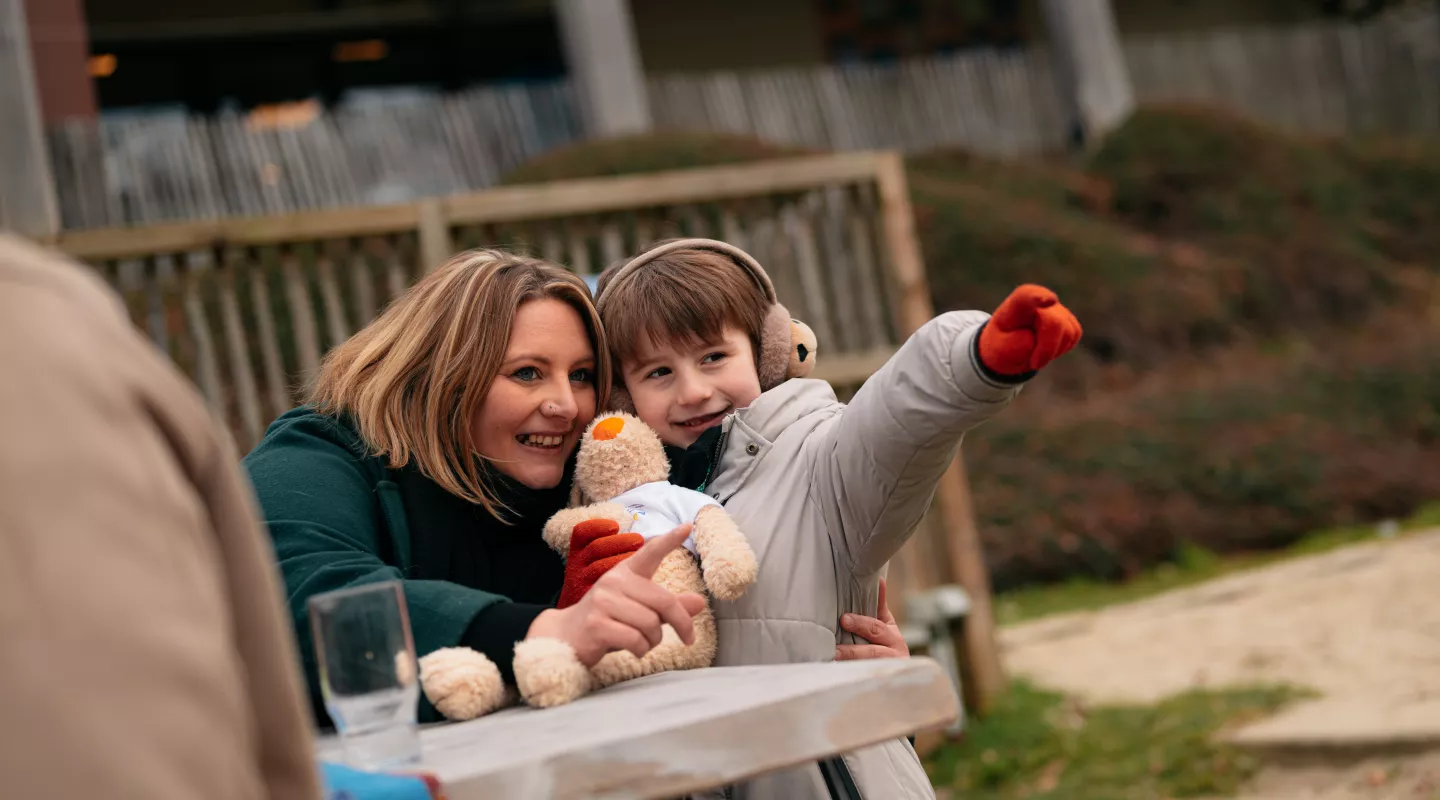 mama met kindje aan tafel, samen met het konijn van het Rondald McDonalds Huis