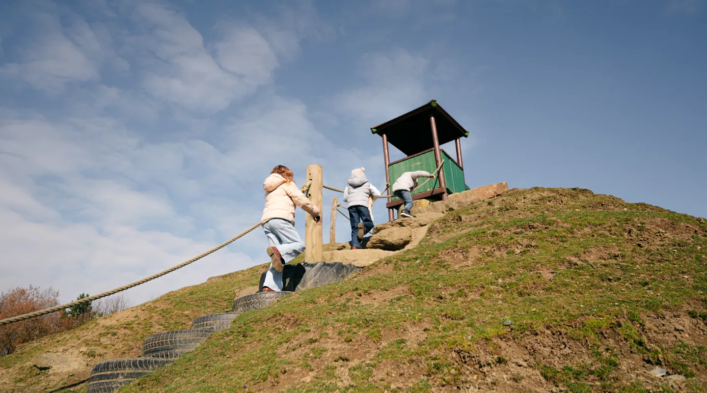 Kinderen klauteren een speeltuig op