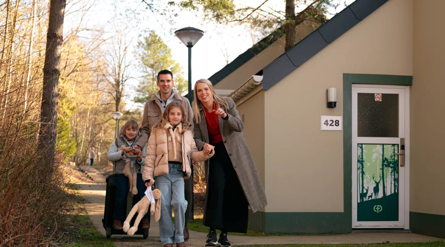 Gezin komt toe aan de vakantiewoning