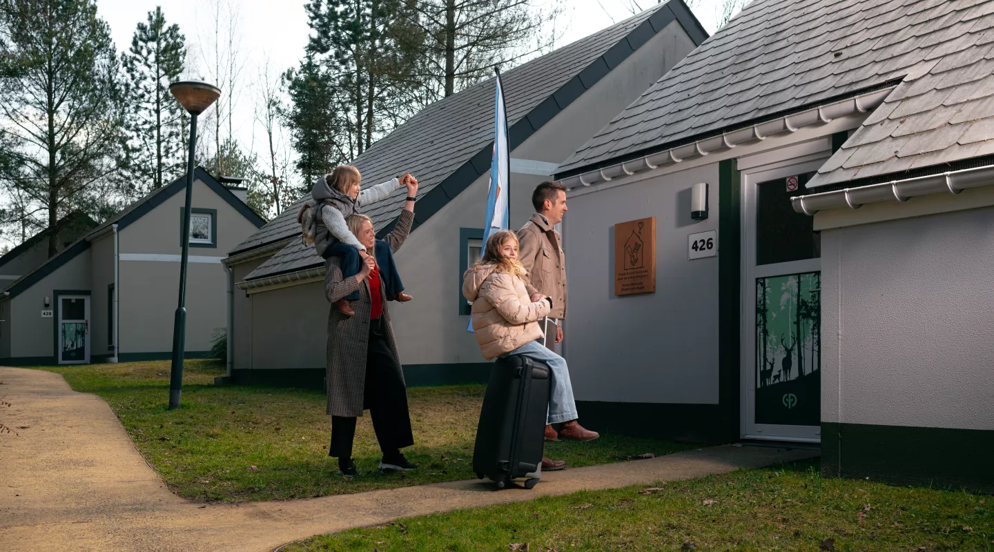 Gezin komt toe aan de vakantiewoning