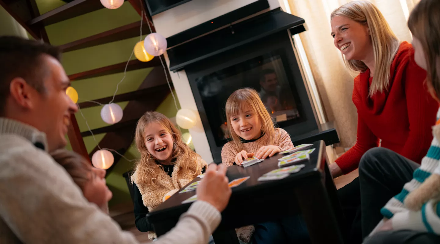 Gezin speelt een spelletje aan de salontafel
