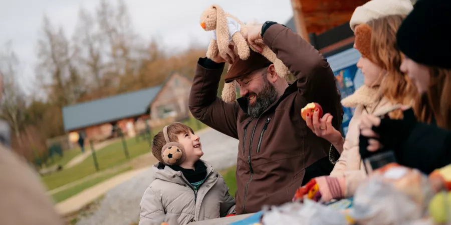 Papa met kindje aan tafel in Vielsalm