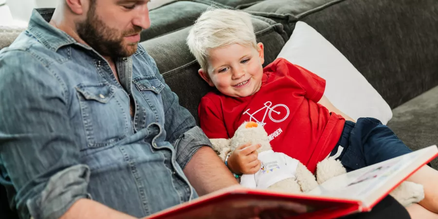 Papa leest voor aan zoon