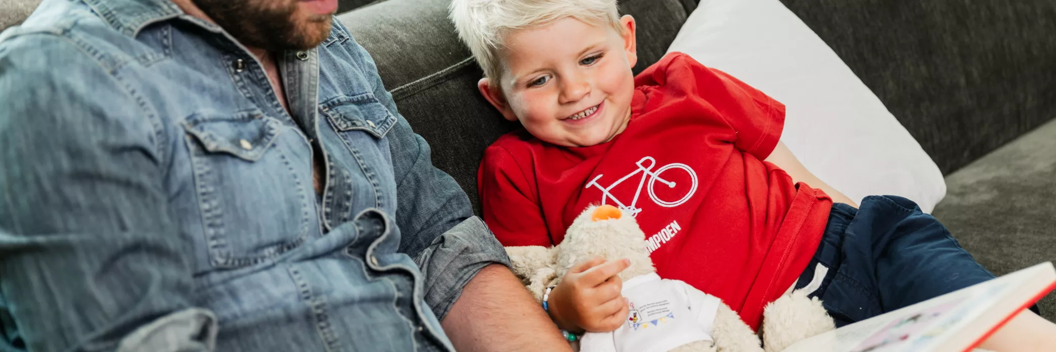 Papa leest voor aan zoon