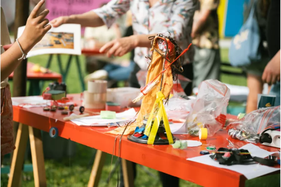 beeldje gemaakt in een beeldende kunst workshop