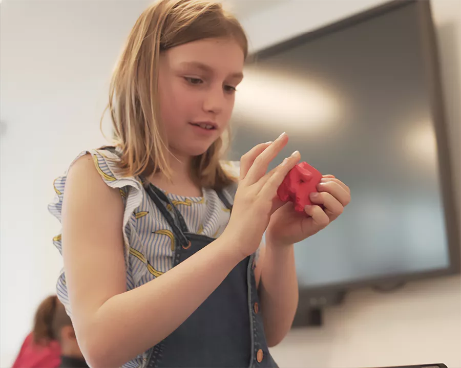 Kind maakt kunst met klei Meisje geeft klei vorm