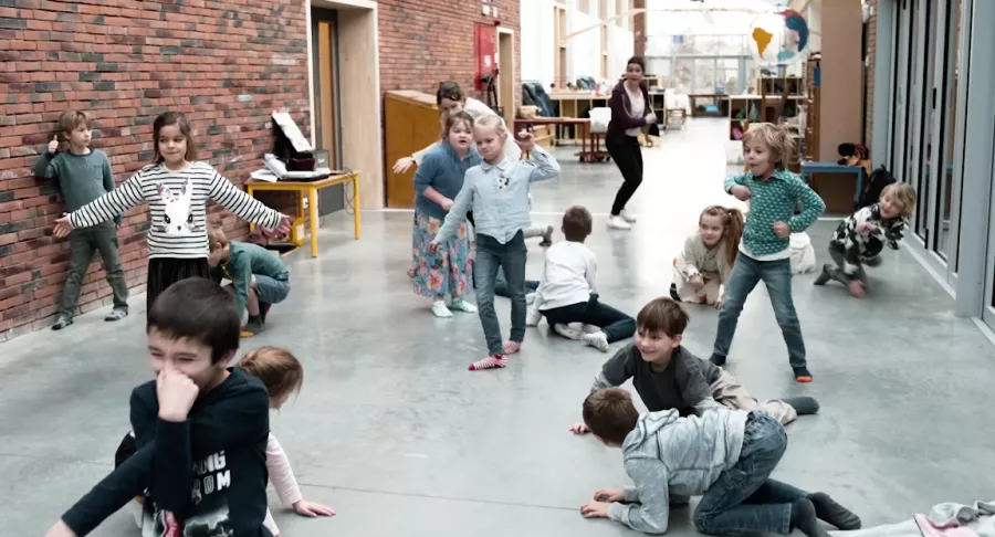 Kindjes beelden uit dat ze dieren zijn tijdens een workshop voor kleuters