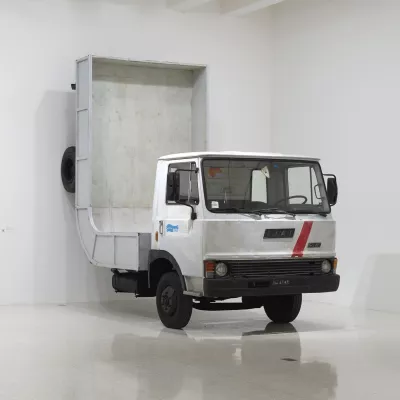 Foto van Erwin Wurm’s installatie genaamd 'Truck' met een omhoog gebogen vrachtwagen