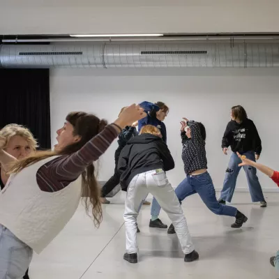 Jongeren spelen theater Jongeren bewegen dynamisch