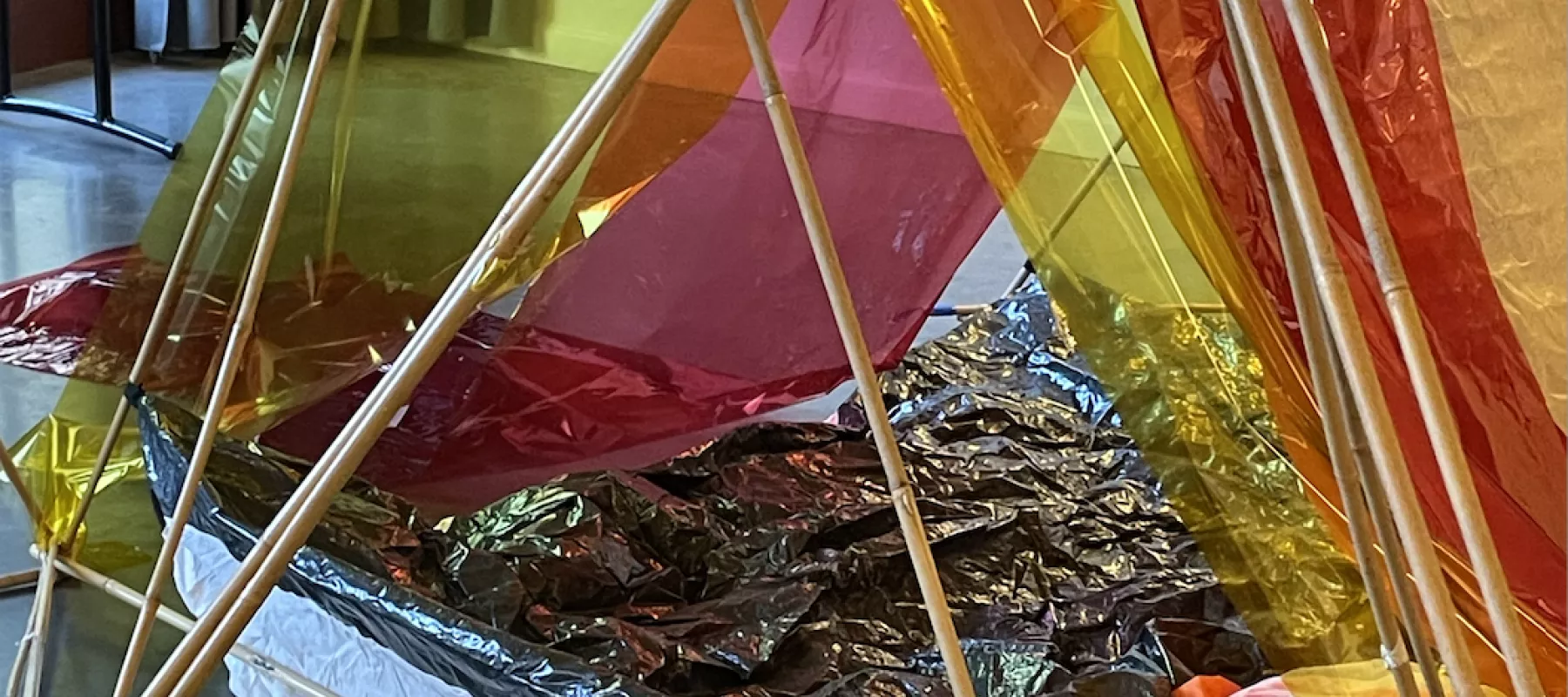 Matras met vlaggetjes en plastieken zeilen Creatieve tent