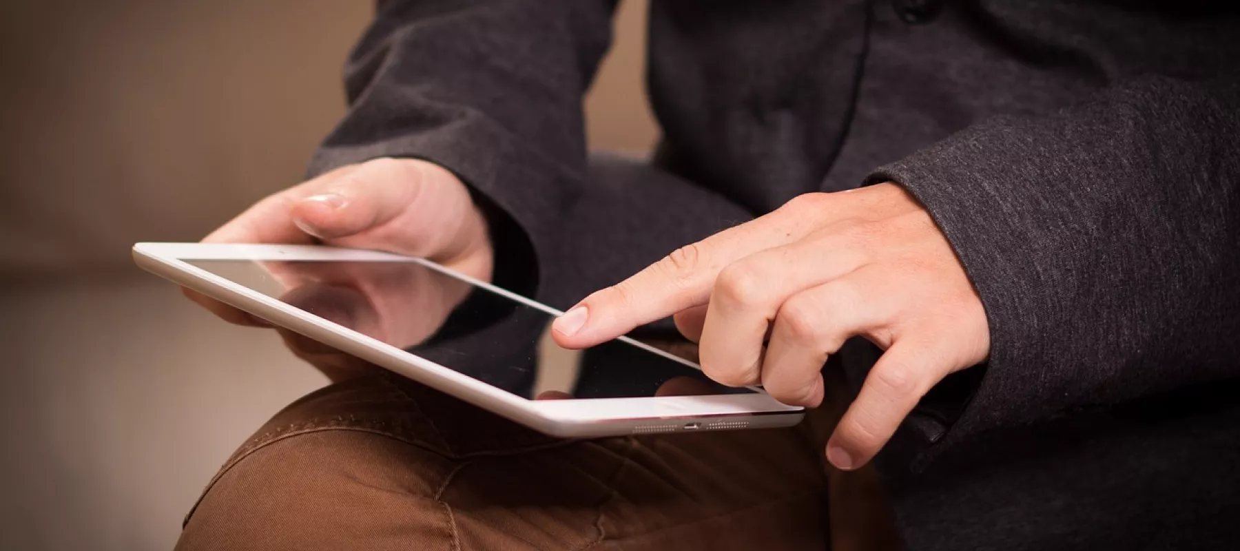 Persoon maakt stopmotion filmpje op Ipad Persoon maakt stopmotion filmpje op Ipad