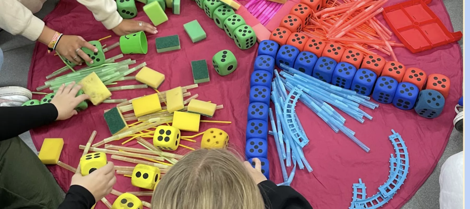 Kinderen gaan aan de slag met alledaags materiaal uit 10 dozen