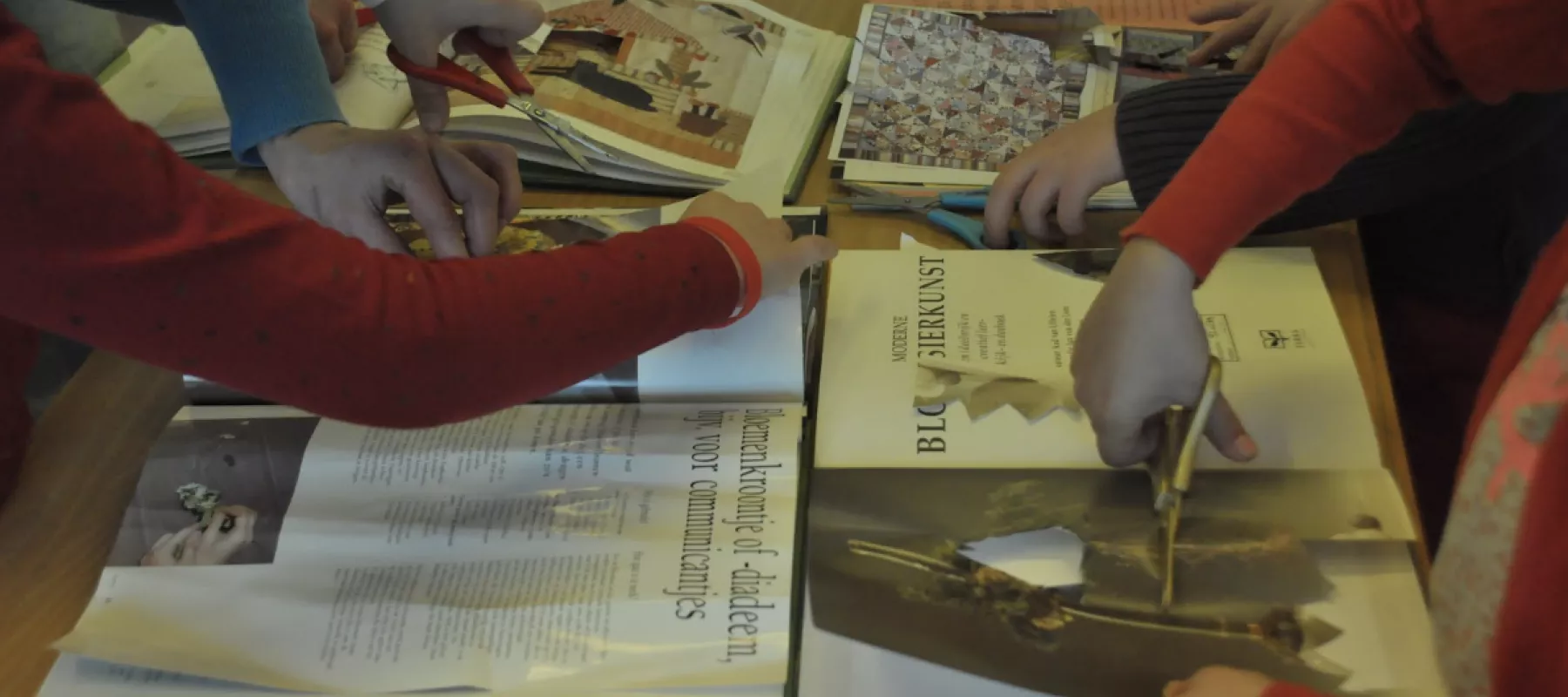 Kinderen knippen uit boeken en knutselen hun magisch verhaal in Boekenlab