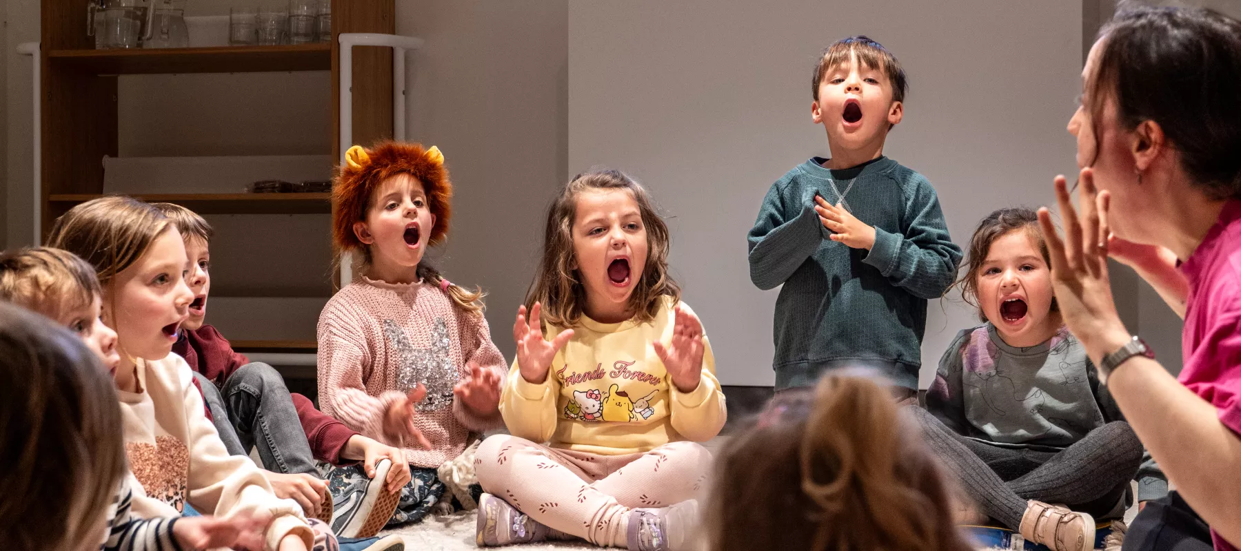 Kinderen die gezichten trekken alsof ze dieren zijn tijdens een workshop
