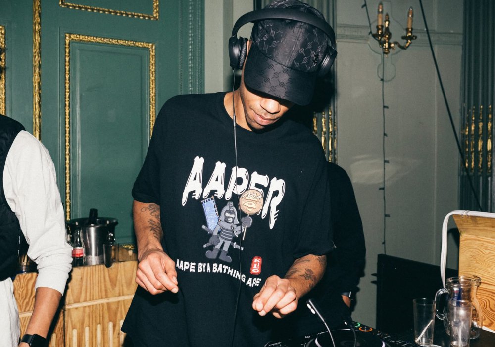 Een DJ draait een set