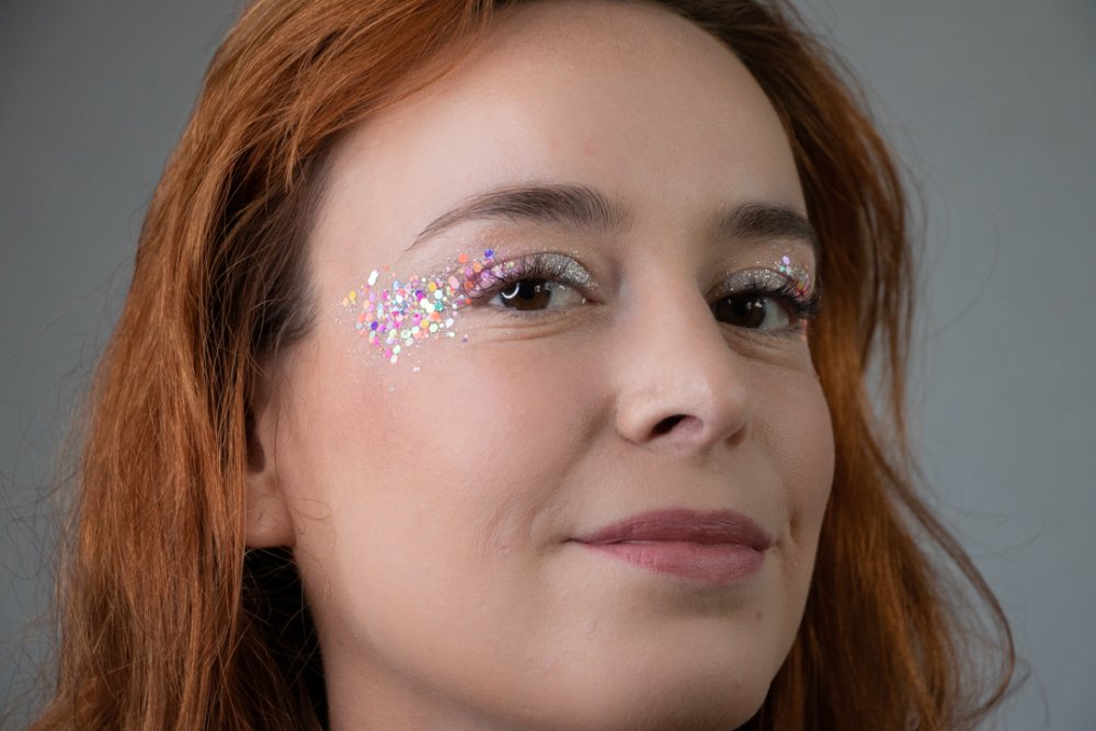 Een meisje heeft glitter op haar ogen