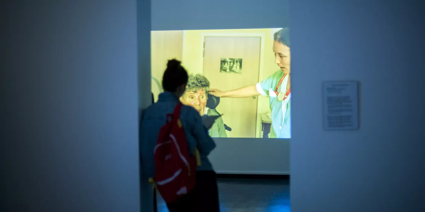 Beeld: Ritu Sarin & Tenzing Sonam, Drapchi Elegy (2017), installatie tijdens Contour Biennale 8. Photo: Lavinia Wouters. Beeld: Ritu Sarin & Tenzing Sonam, Drapchi Elegy (2017), installatie tijdens Contour Biennale 8. Photo: Lavinia Wouters.