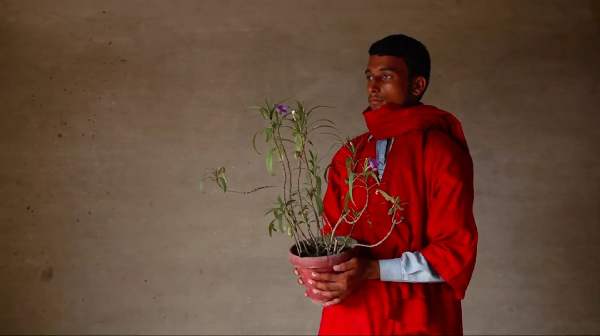 Basir Mahmood, Monument of Arrival and Return, 2016, video still, 9’37’’, courtesy of the artist Basir Mahmood, Monument of Arrival and Return, 2016, video still, 9’37’’, courtesy of the artistBasir Mahmood, Monument of Arrival and Return, 2016, video still, 9’37’’, courtesy of the artist