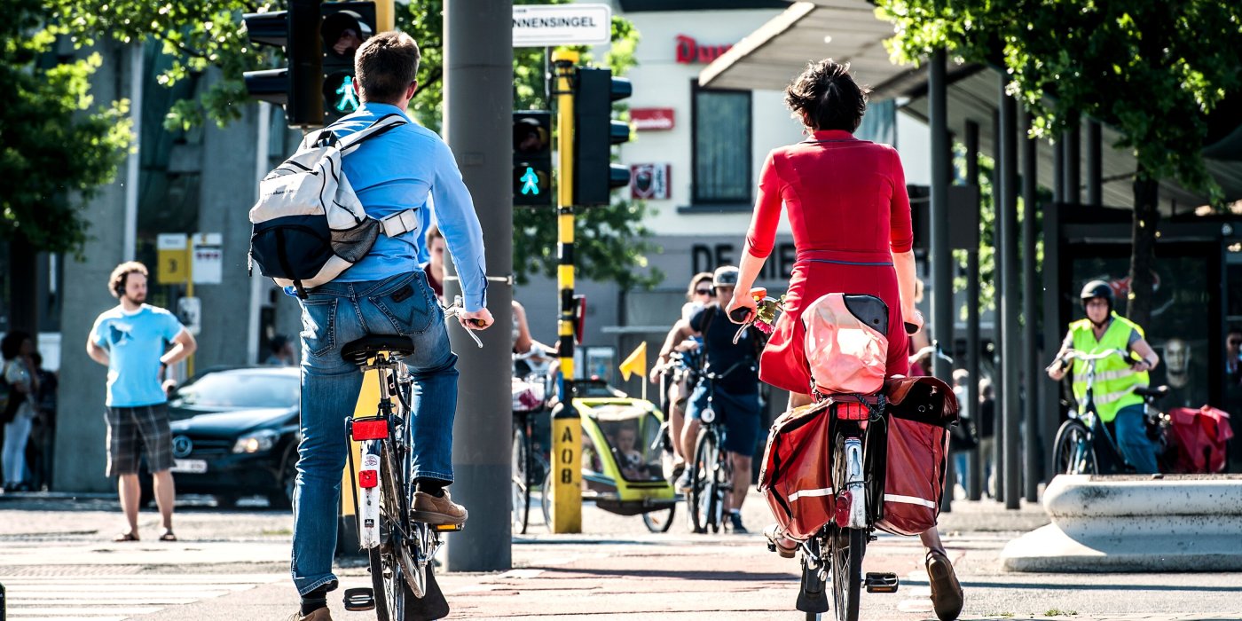 2 fietsers wachten aan oversteekplaats