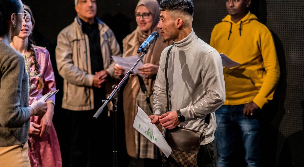 Vertelfestival Jonge vertellers op een podium