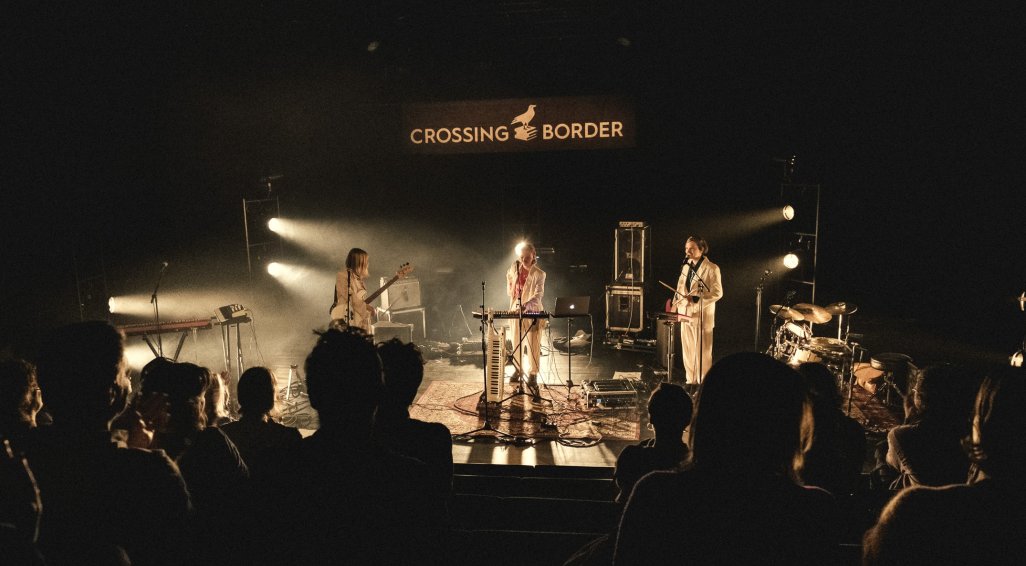 Artiesten op een podium tijdens Crossing Border 2022