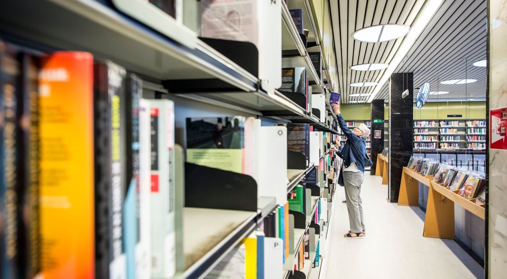Boekenrek in een bibliotheek