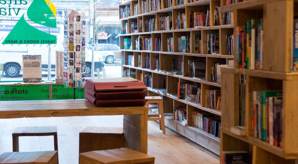 Zicht op boekenrekken in een boekhandel