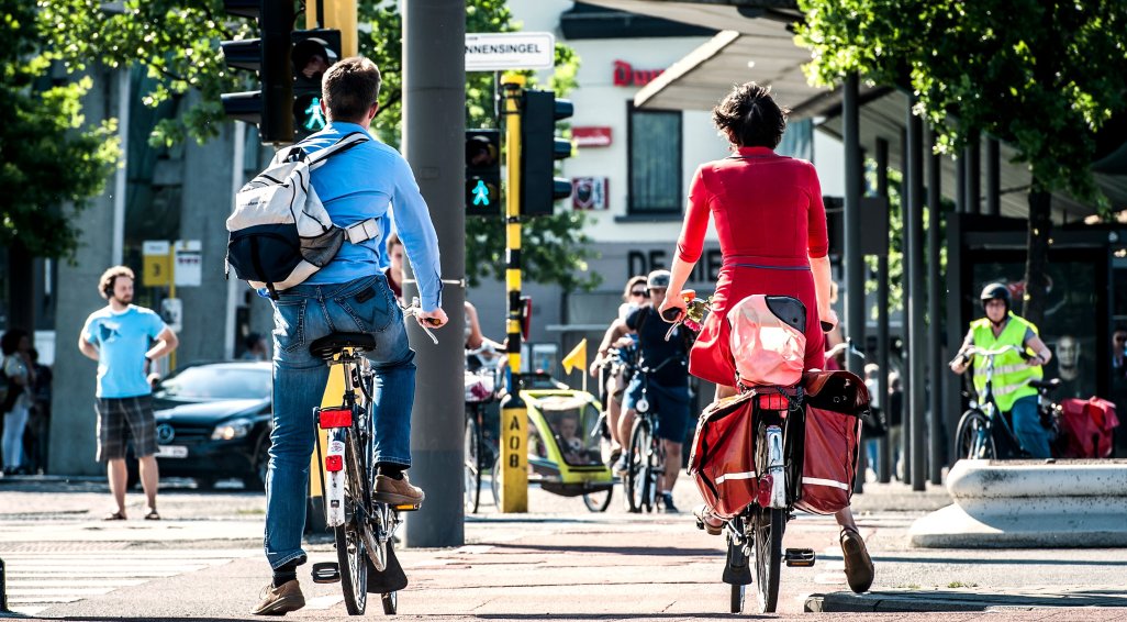 2 fietsers wachten aan oversteekplaats