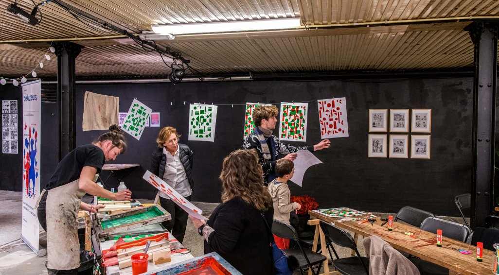 Workshop zeefdrukken aan de gang tijdens het Grafixx festival