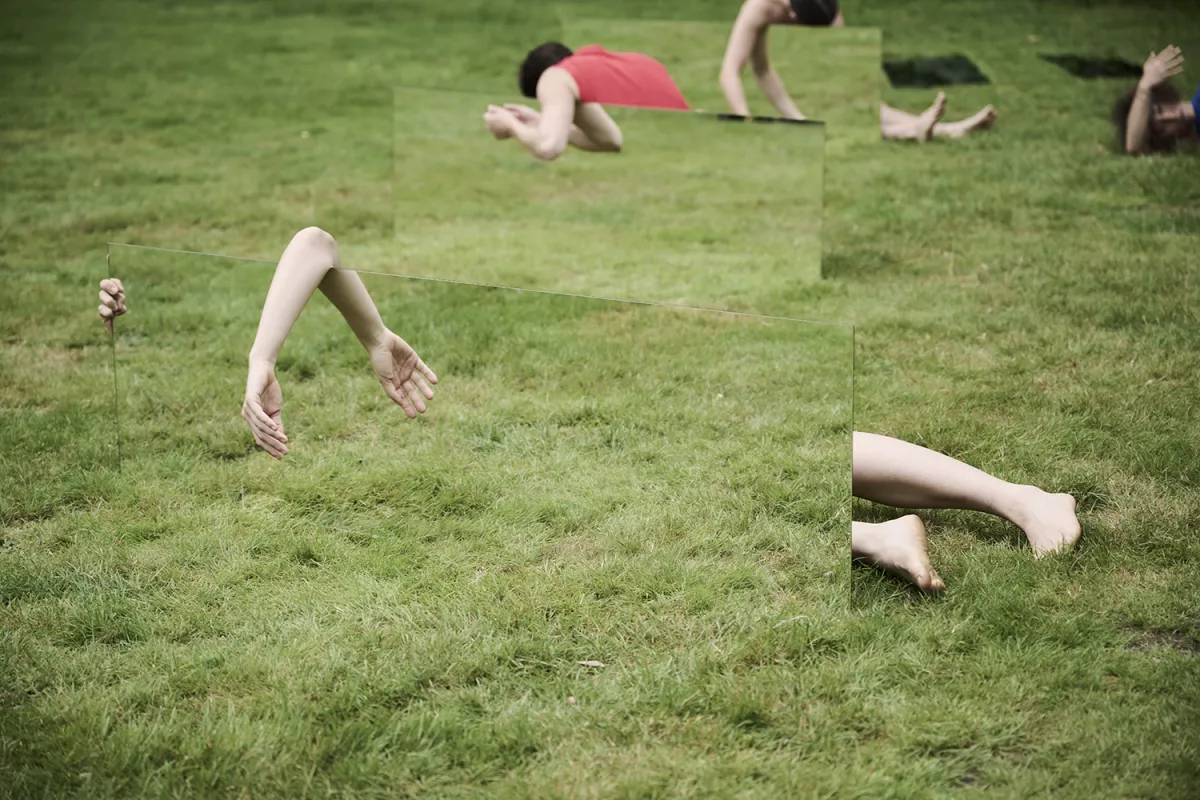 Mirror Piece I & II, performance Middelheimmuseum - Photo © Studio Pramudiya