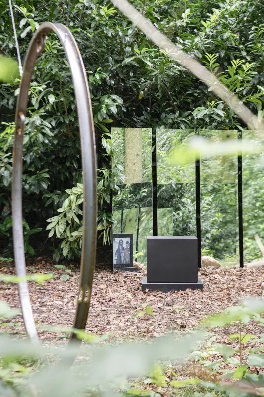 Joan Jonas, Mirror Room III Outdoor, 1968/2024 © The Artist & Amanda Wilkinson Gallery - Photo: Léonard Pongo Joan Jonas, Mirror Room III Outdoor, 1968/2024 © The Artist & Amanda Wilkinson Gallery - Photo: Léonard Pongo