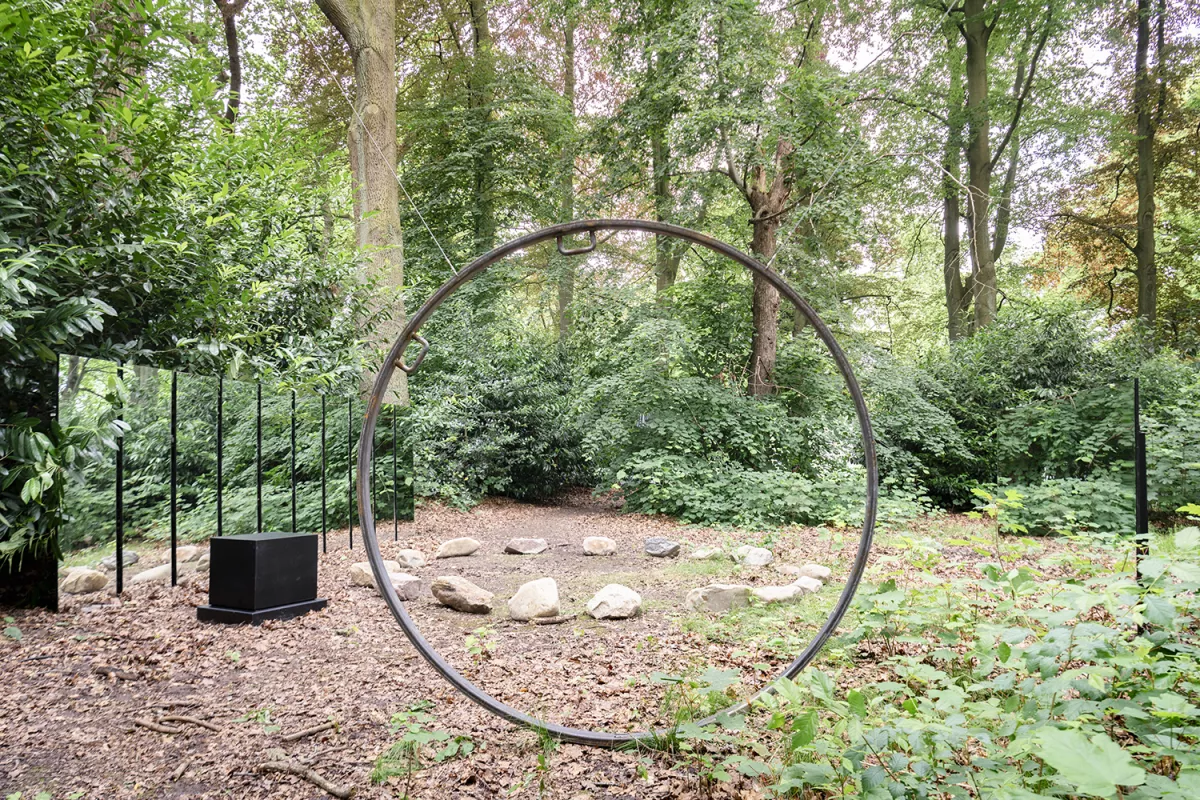 Joan Jonas, Mirror Room III Outdoor, 1968/2024 © The Artist & Amanda Wilkinson Gallery - Photo: Léonard Pongo