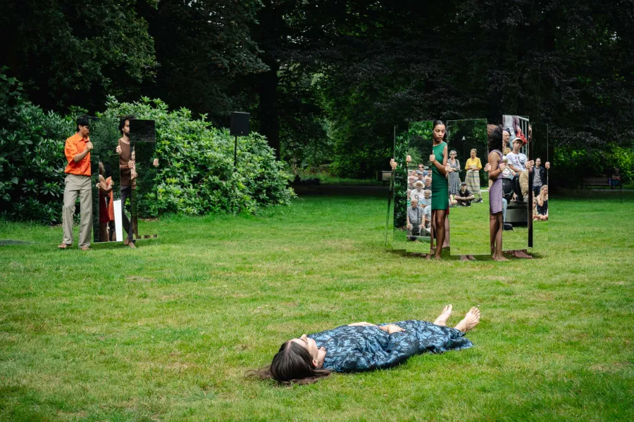 Performance Joan Jonas, Mirror Piece I & II in Middelheimmuseum - foto © Tom Cornille