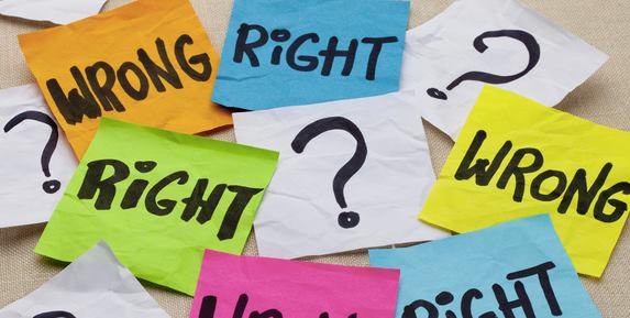 Right en wrong geschreven op post-its