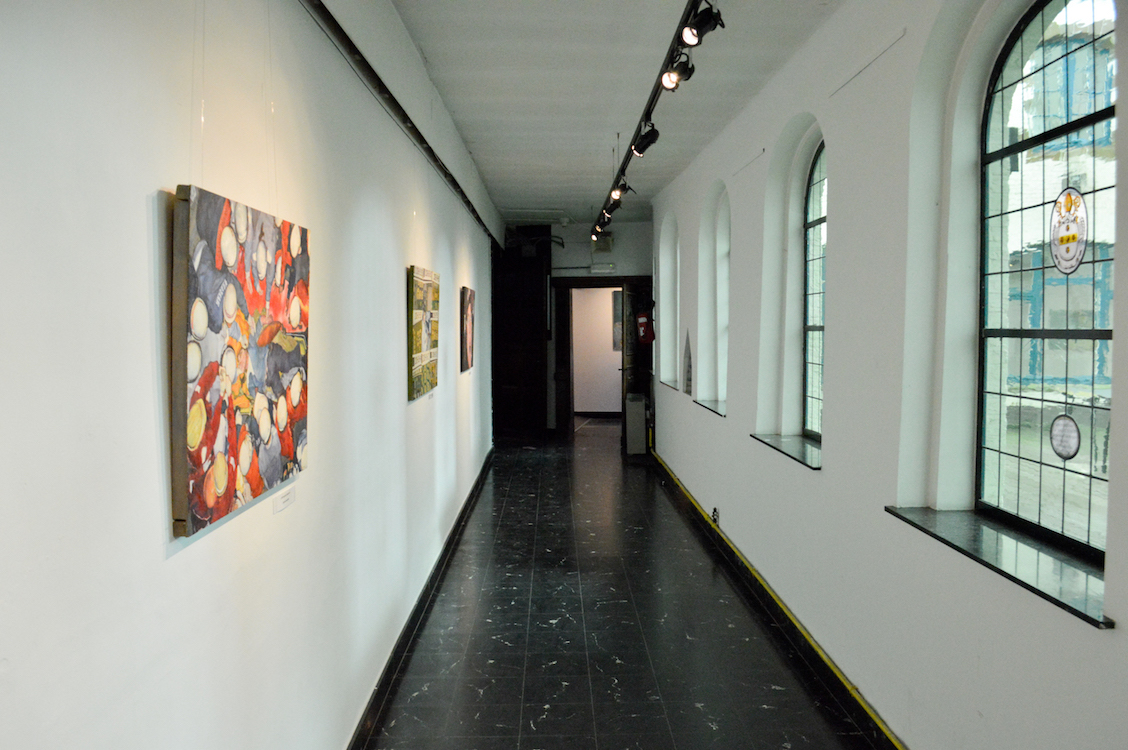 De kloostergangen van het cultureel centrum vormen het decor voor de expositie. (Foto © Jesse Oyen)