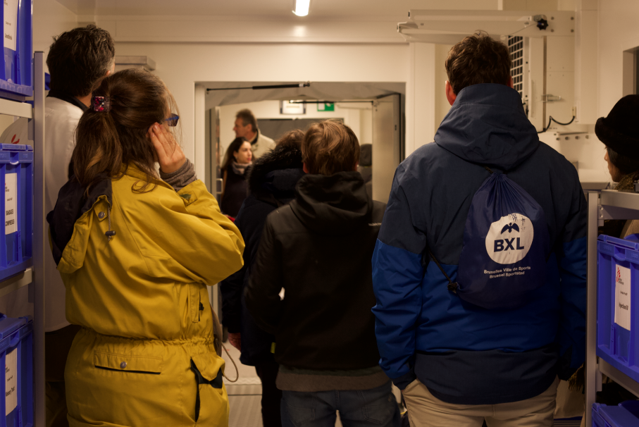 Bezoekers in containers Artsen Zonder Grenzen in Brussel