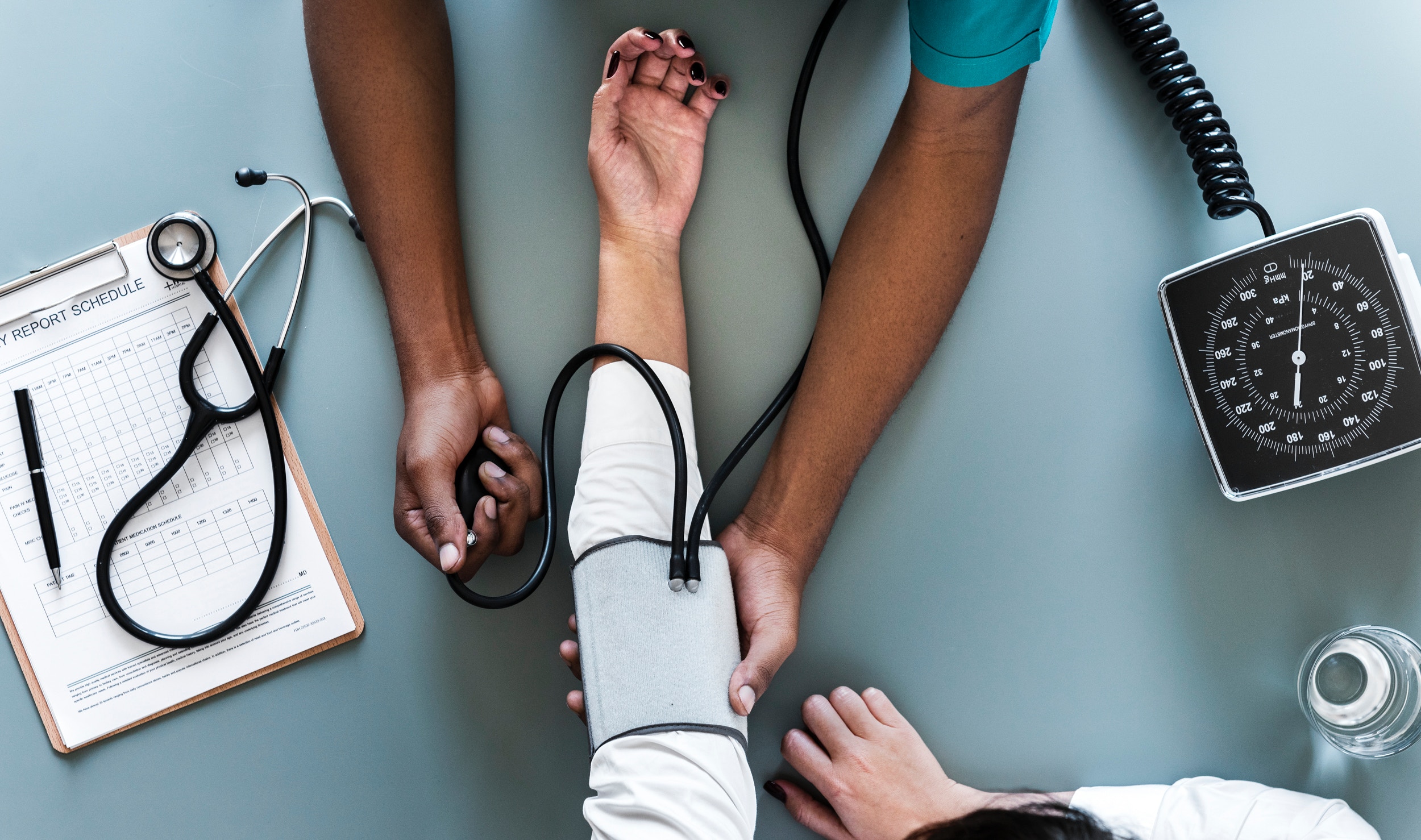 Dokter meet de bloeddruk van een patiënt