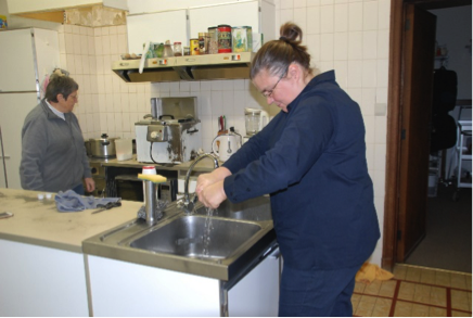 Vrouw werkt in de keuken