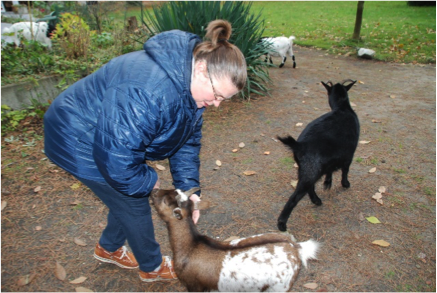 Zuster Lieve voedert de geitjes